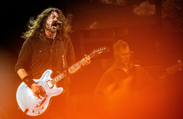 Foo Fighters fans scramble to make it into town to pick up tickets for surprise Dublin gig