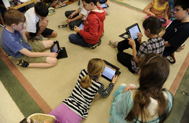 Textbooks v screens: Parents are now questioning the use of classroom tech