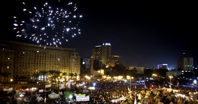 Pics: Tens of thousands of Egyptian protesters encircle presidential palace