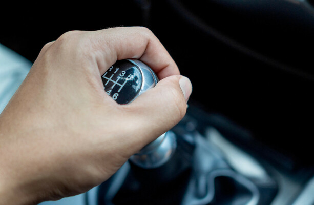 Should Automatic License Holders Be Allowed to Drive Manual Cars?