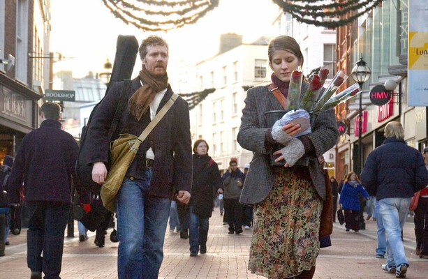 Sente-se no domingo: Markéta Irglová e o falecido Glen Hansard sobre como fazer música juntos
