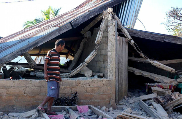 Aid begins arriving for people hit by Indonesia earthquake who are