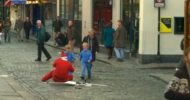 VIDEO: Santa attacked in Temple Bar, kids come to his aid