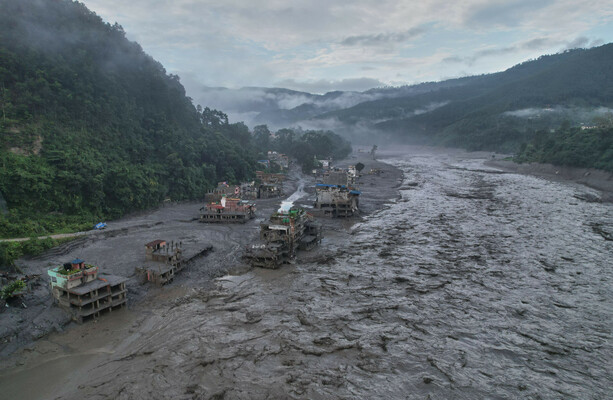 Death toll from Nepal floods exceeds 700 as overnight rain impedes rescue efforts