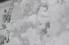 VIDEO: The best possible way to clear snow from a roof