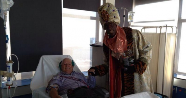 Pic of the Day: Ruud van Nistelrooy goes to bizarre lengths to cheer patients