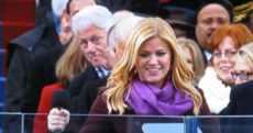 Bill Clinton photobombs Kelly Clarkson