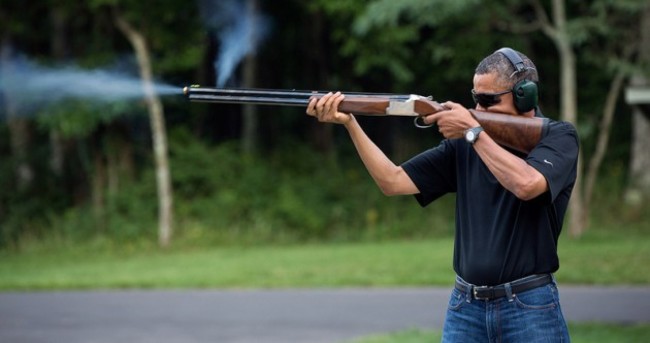 White House issues photo of Obama with gun