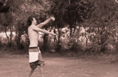 VIDEO: This is how men throw with the other hand