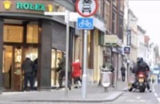 Angry elderly woman prevents UK jewellery heist (Video)
