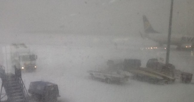 Airline passengers warned of snow delays at Dublin Airport