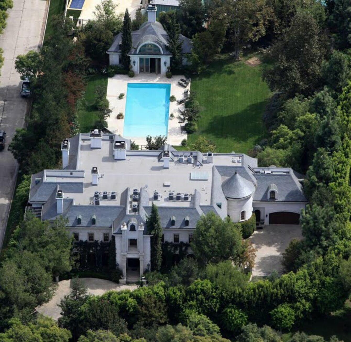 Michael jackson house. Дом Майкла Джексона в Лос Анджелесе. Беверли Хиллз дом Майкла Джексона. Поместье Холмби Хиллс Майкла Джексона. Особняк Майкла Джексона.