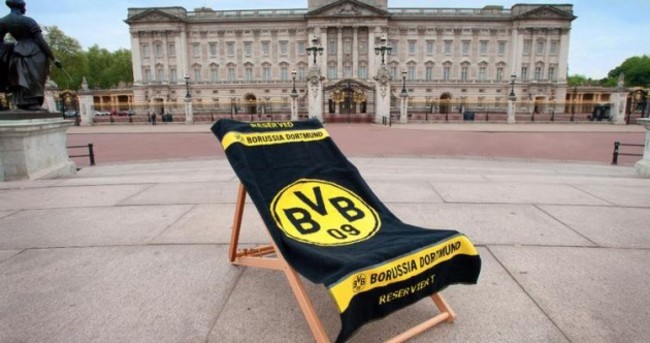 Dortmund land in London, claim deckchair outside Buckingham Palace