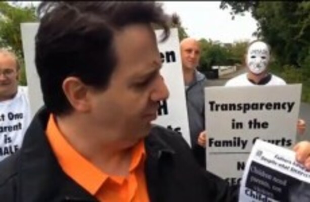 Fathers' rights group protests outside Taoiseach's home · TheJournal.ie