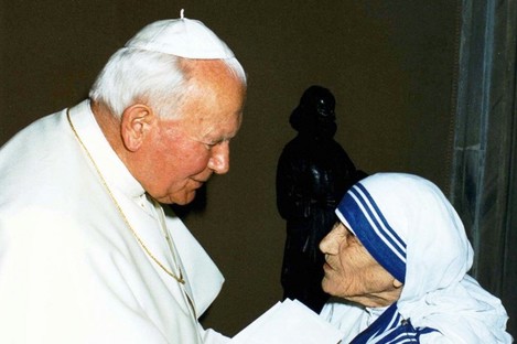 Pope John Paul II greeting Mother Teresa of Calcutta in 1997. 