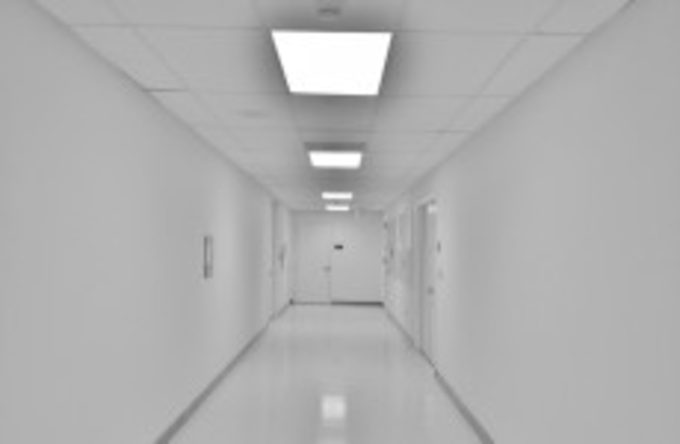Белый коридор в больнице Москва