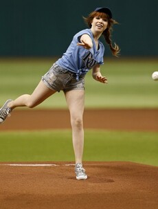 Carly Rae Jepsen is not very good at baseball