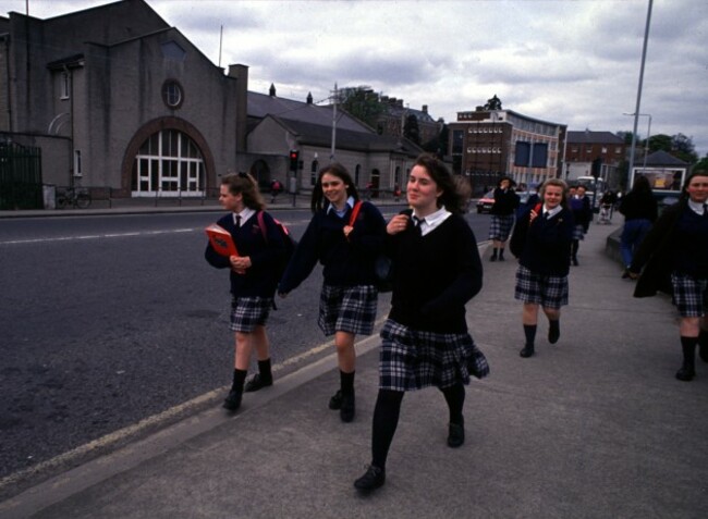 SCHOOLGIRLS LEAVING ST ANNE'S  IN MILTOWN.PIC EAMONN FARRELL/PHOTOCALL IRELAND!