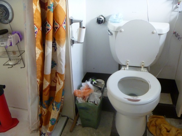 decluttering-before-bathroom-inside-2