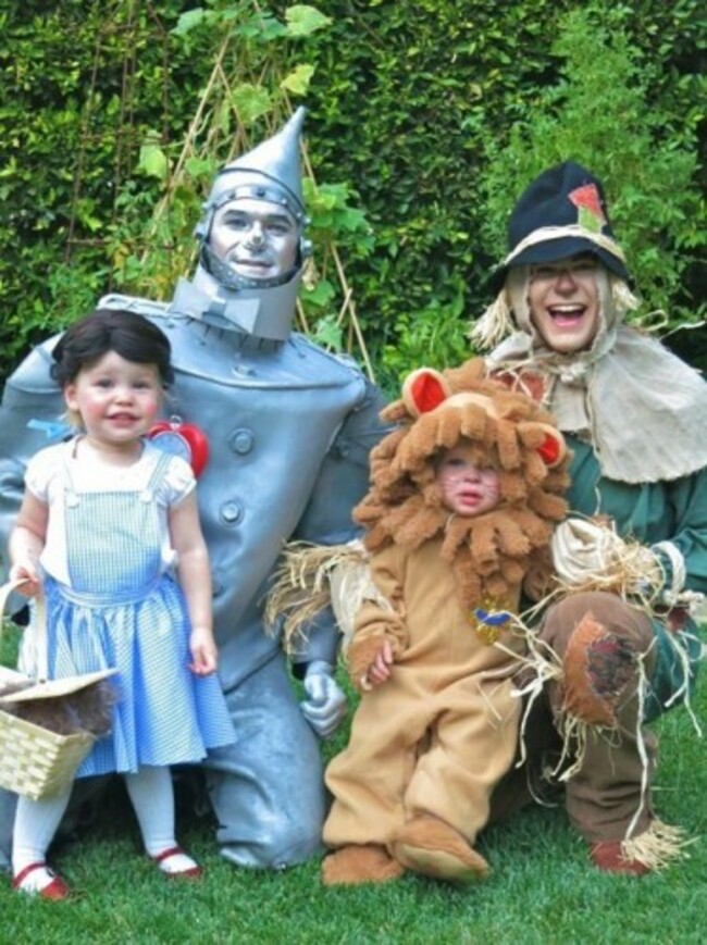 Halloween is coming up here soon. With that, I'll post my favorite Halloween family portrait ever. - Imgur