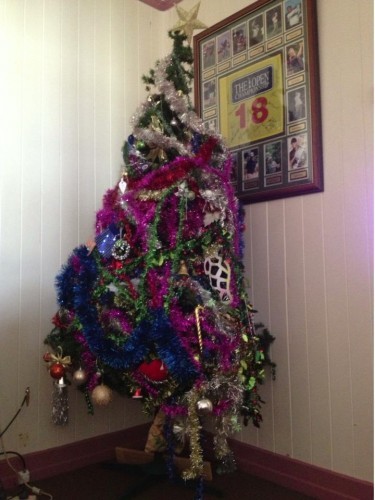 My friend's attempt at decorating his Christmas tree... - Imgur