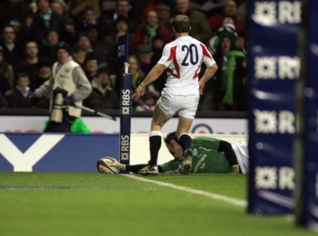 Ireland's Shane Horgan scores the winning try