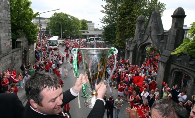 Anthony Foley holds up the Heineken Cup