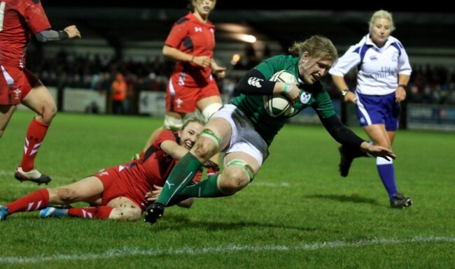 Heather O'Brien scores the first try of the game