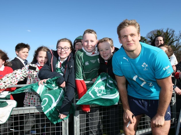 Chris Henry poses for a picture with fans