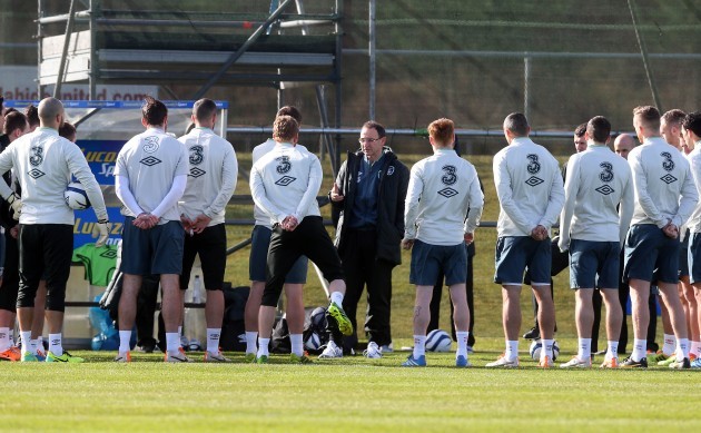 Martin O'Neill speaking to the players