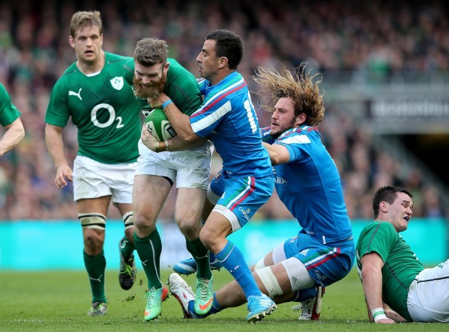 Gordon D'Arcy tackled by Luciano Orquera