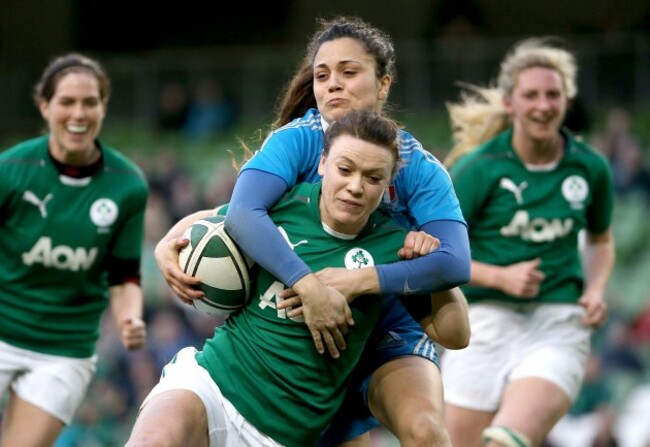 Lynne Cantwell scores a try