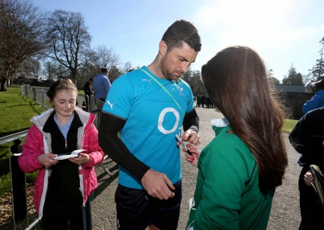 Rob Kearney signs autographs for young supporters 11/3/2014