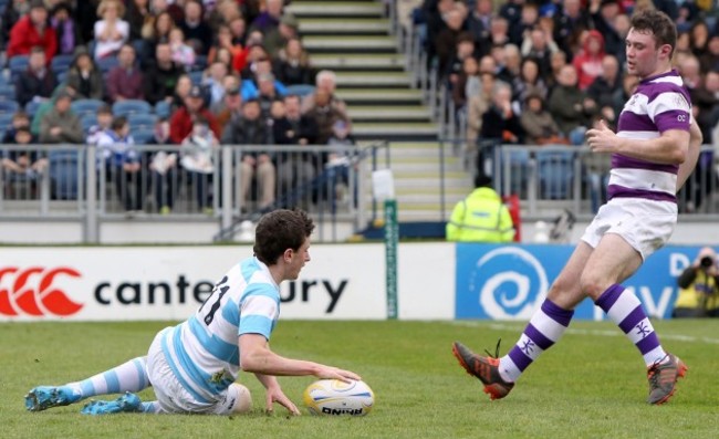 Hugo Keenan goes over for a try