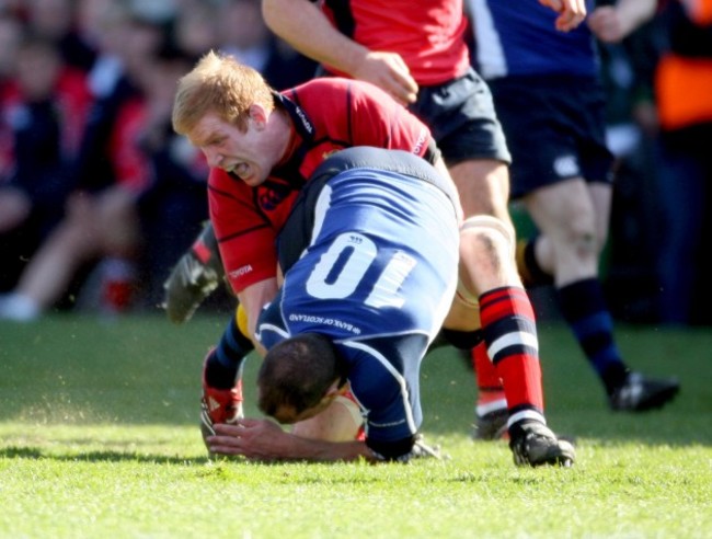 Felipe Contepomi tackled by Paul O'Connell 23/4/2006