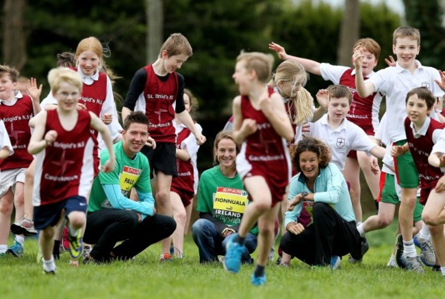 Paul Robinson, Fionnuala Britton and Sonia OÕSullivan with students from Saint BrigidÕs