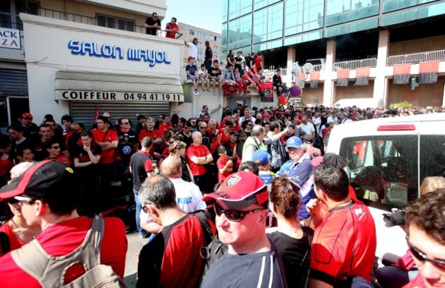 Toulon fans await the arrival of the team