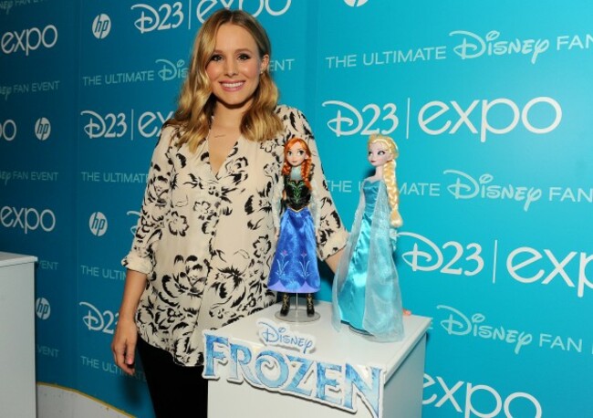 Idina Menzel and Kristen Bell Receive Frozen-Inspired Dolls from Mattel and Disney Store at D23 Expo 2013