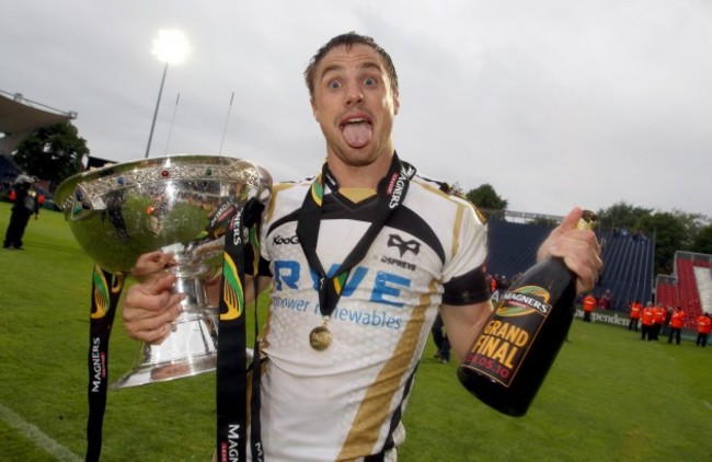 Tommy Bowe celebrates winning the Magners League
