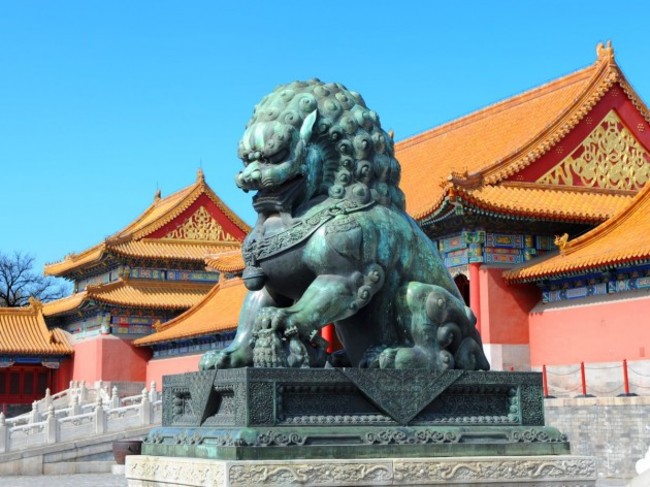 beautiful-golden-roofed-pagodas-are-guarded-by-giant-stone-lions