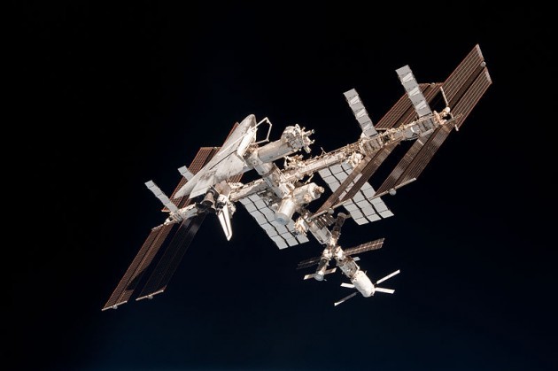 800px-ISS_and_Endeavour_seen_from_the_Soyuz_TMA-20_spacecraft_14
