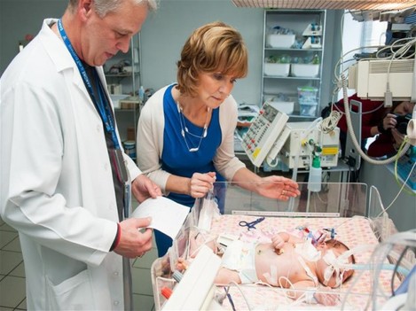 adi-roche-with-a-child-after-life-saving-cardiac-surgery