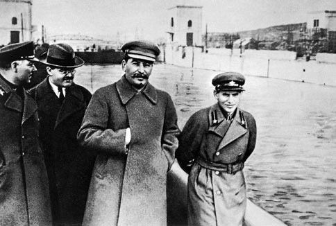 Voroshilov,_Molotov,_Stalin,_with_Nikolai_Yezhov
