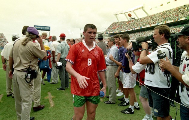 Roy Keane leaves the field after the game