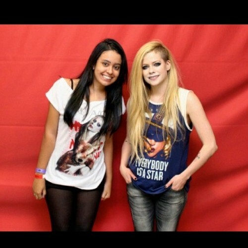 These photos of Avril Lavigne with fans are the most awkward thing you