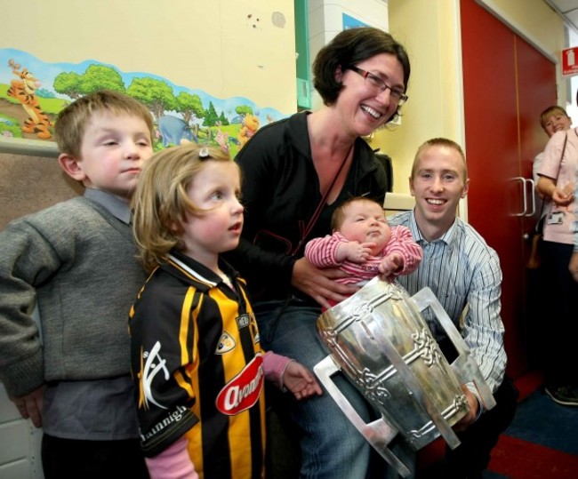 Ciaran Sweeney, Aoibhe Sweeney, mother Olive and baby Ana Sweeney meeet James Cha Fitzpatrick