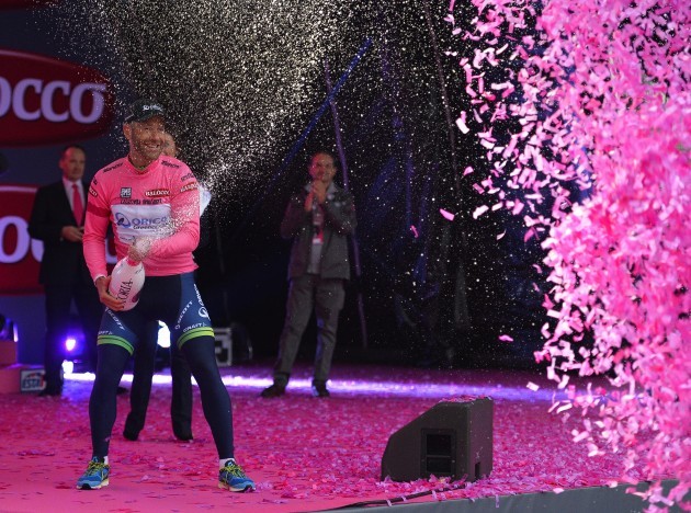 Svein Tuft is presented with the pink jersey