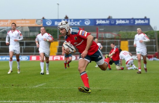 Duncan Williams scores a try