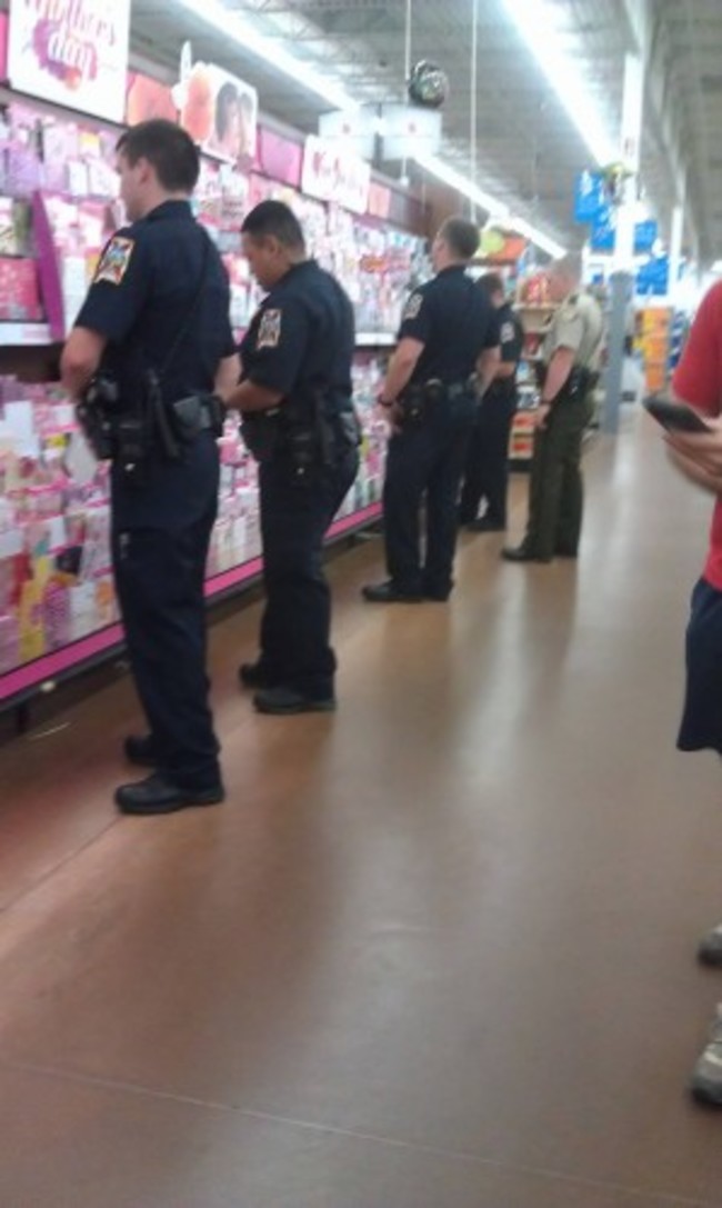 It's 4am. This is what I find in Walmart. - Imgur