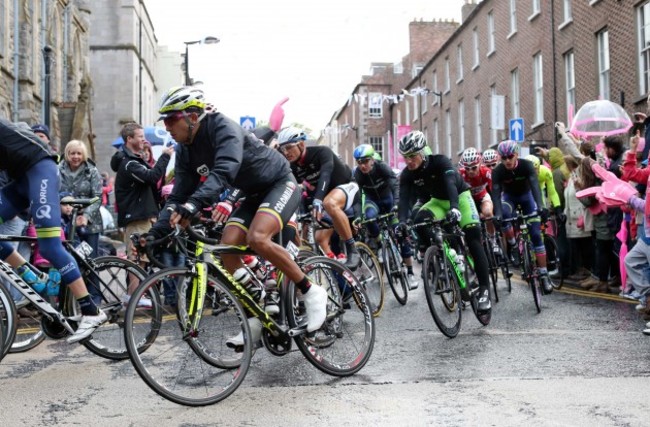 The peloton pass through Russell Street